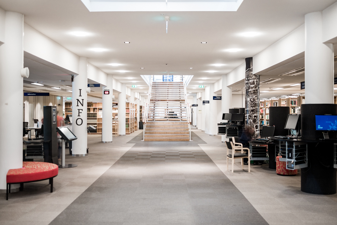 Läsplatser och bokhyllor i Stockholms universitetsbibliotek – studenter och studiemedel