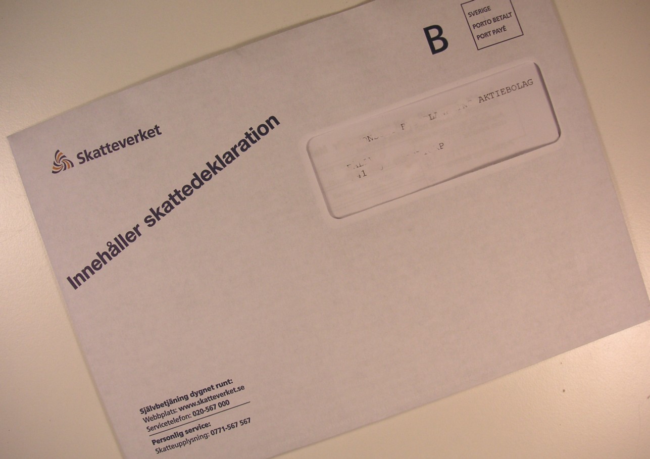 Ett kuvert från Skatteverket med texten ”Innehåller skattedeklaration” ligger på ett bord
