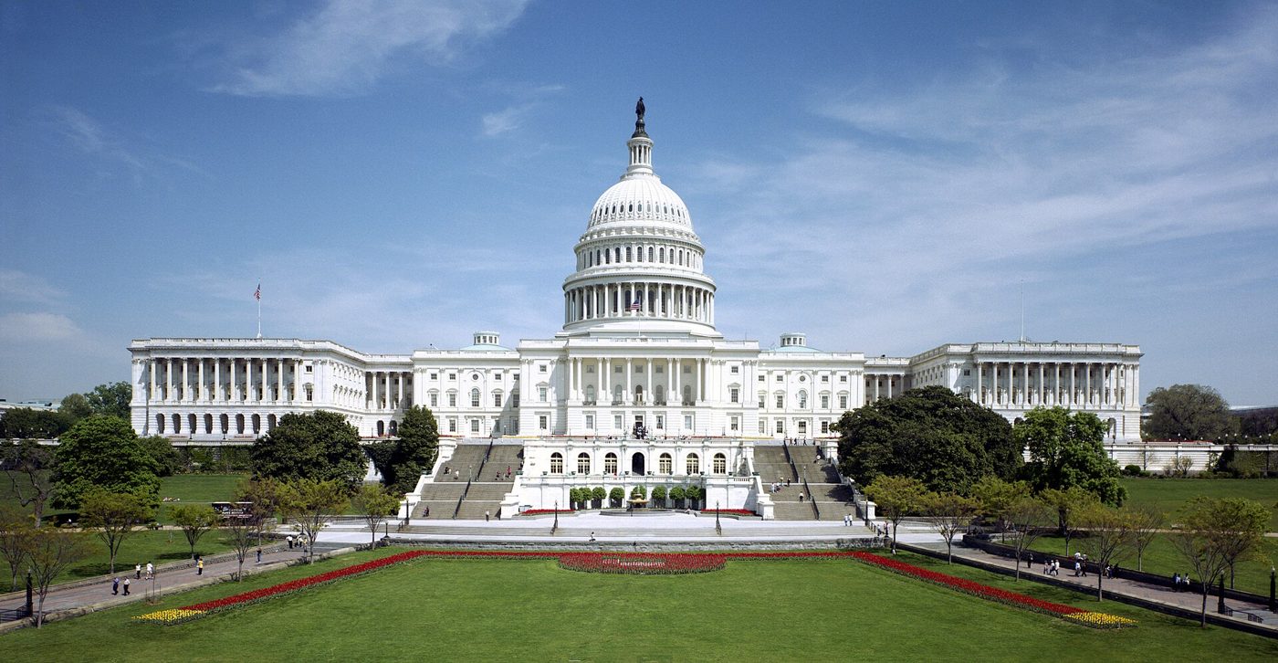 Kapitolium i Washington, D.C., sett från västra sidan med kupolen och trappor framför