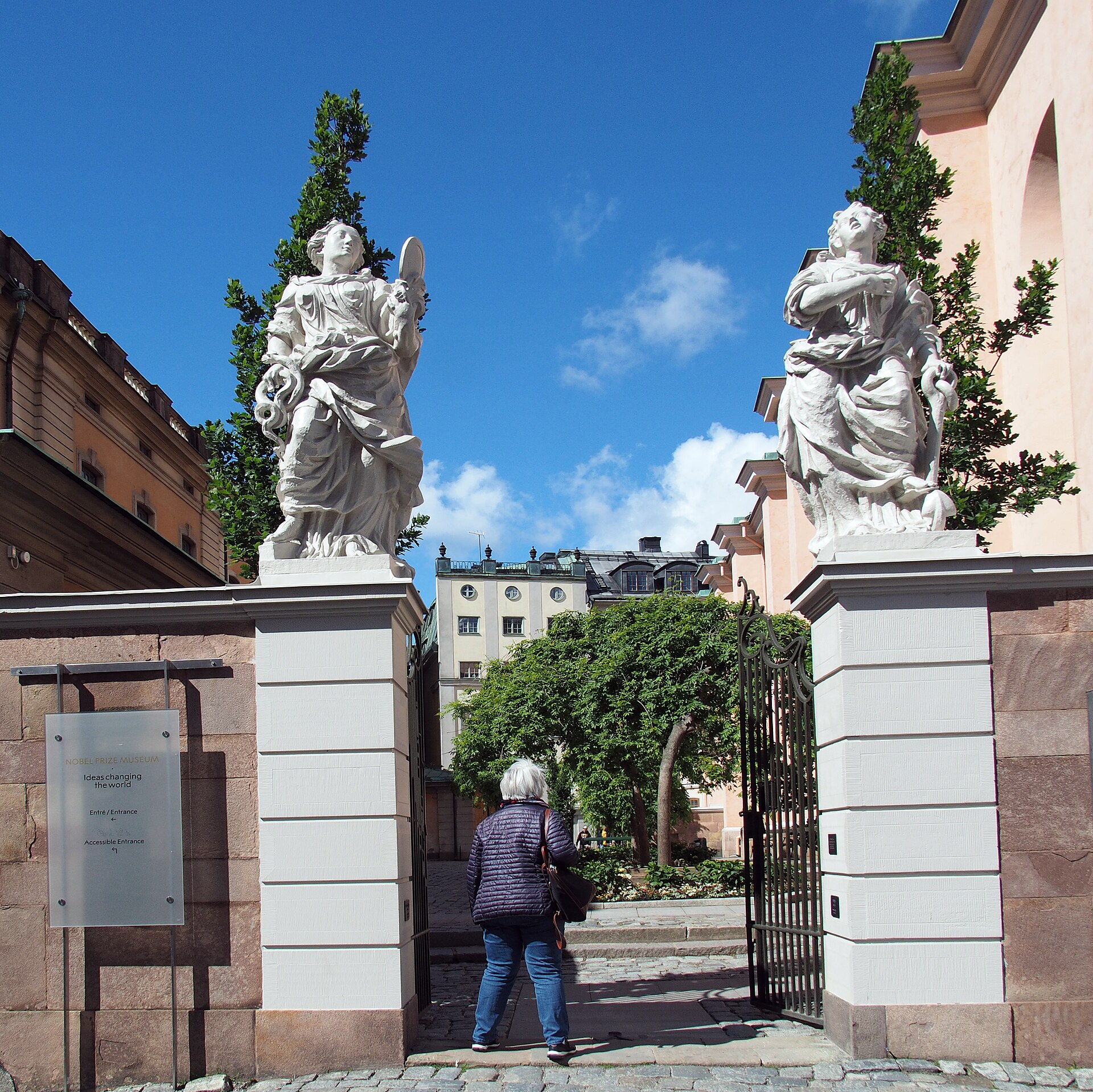 Ingången till Nobel Prize Museum i Stockholm